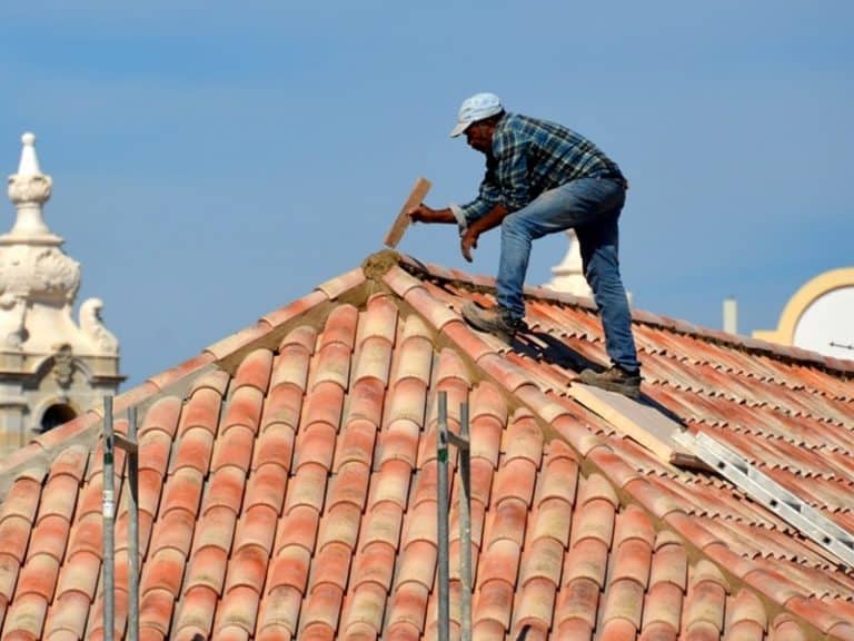 dachdecker-neumarkt-mann auf dem dach
